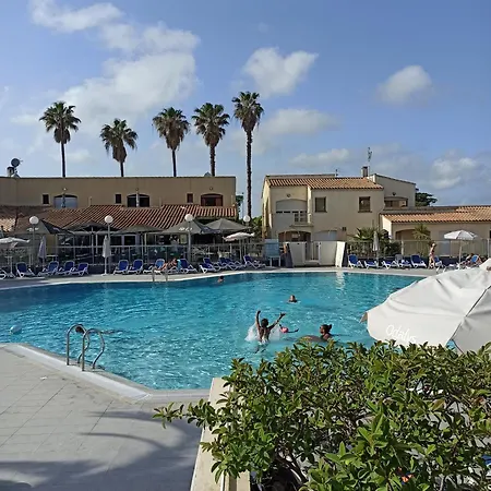 1 Chambre, Piscine, Terrasse Entre Port Et *