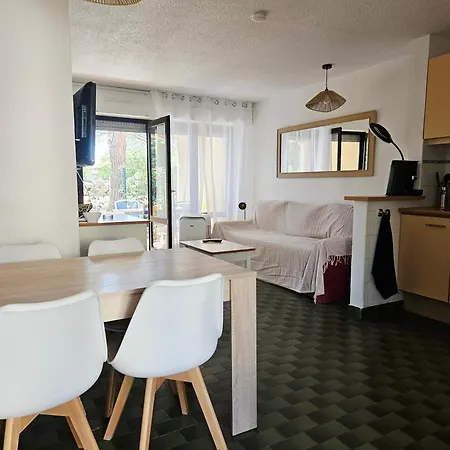 1 Chambre, Piscine, Terrasse Entre Port Et